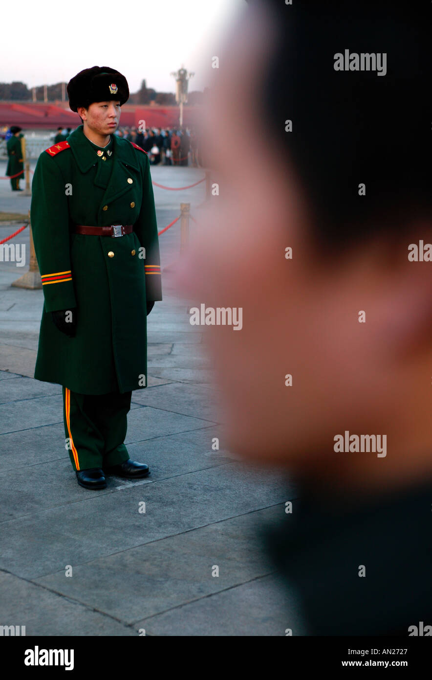 Völker-Befreiung-Armee-Soldat steht Wache am Tiananmen-Platz, Volksrepublik China Stockfoto