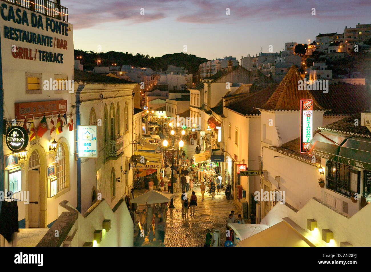 Albufeira, die Haupt-Einkaufsstraße in der alten Stadt, Algarve, Portugal Stockfoto