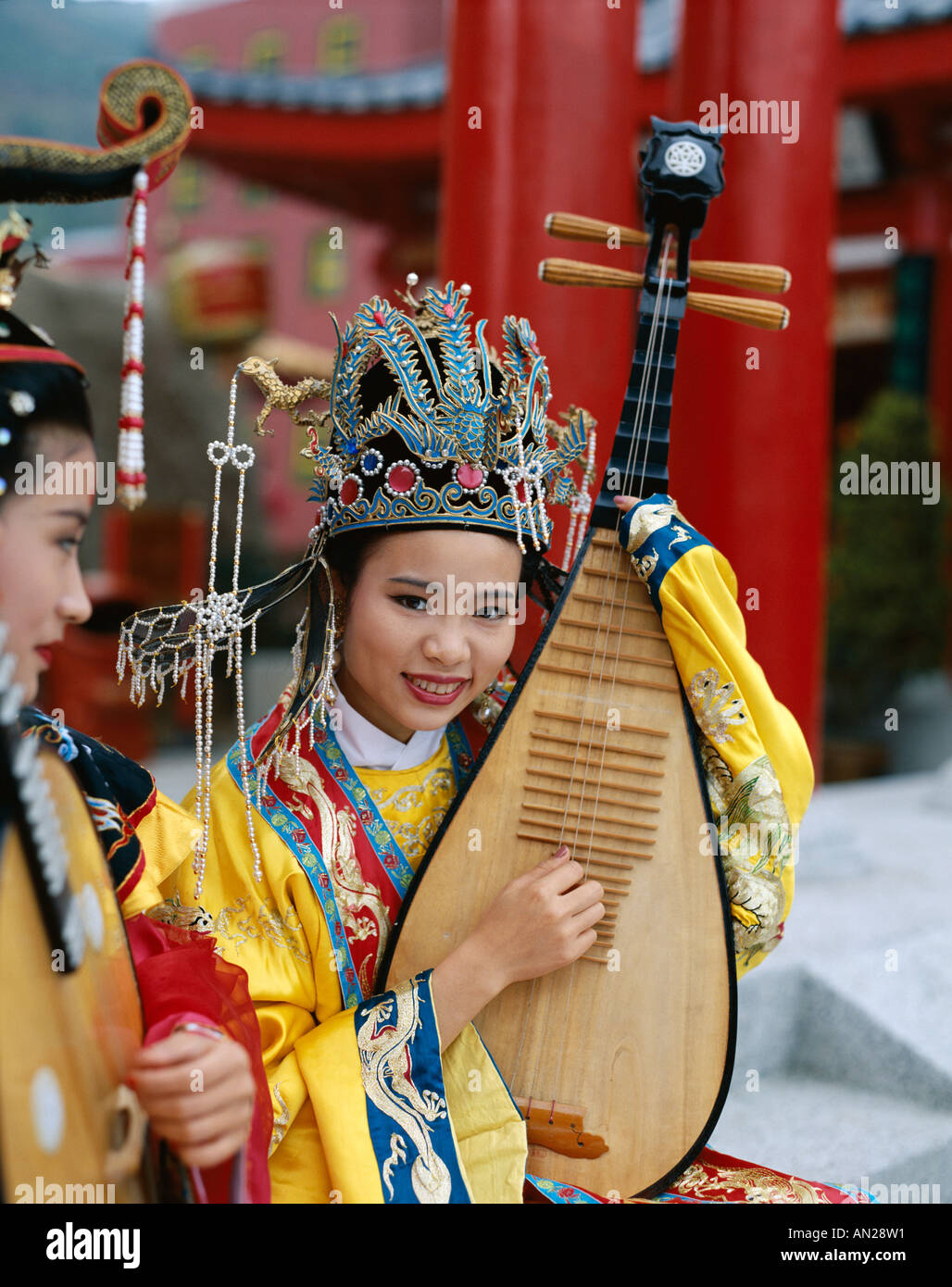 Frauen gekleidet in traditionellen Kostümen spielen drei saitige laute, Peking, China Stockfoto