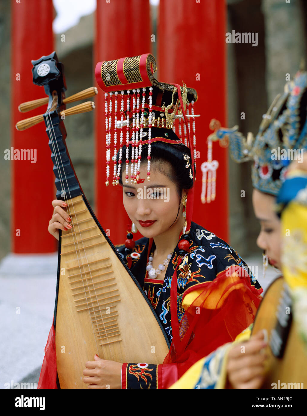 Frauen gekleidet in traditionellen Kostümen spielen drei saitige laute, Peking, China Stockfoto