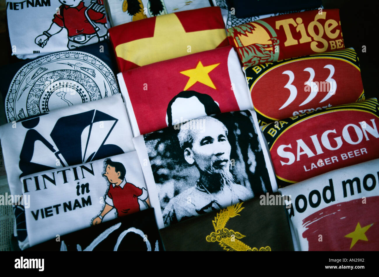 Souvenir-T-Shirts auf dem Display, Ho-Chi-Minh-Stadt (Saigon), Vietnam Stockfoto
