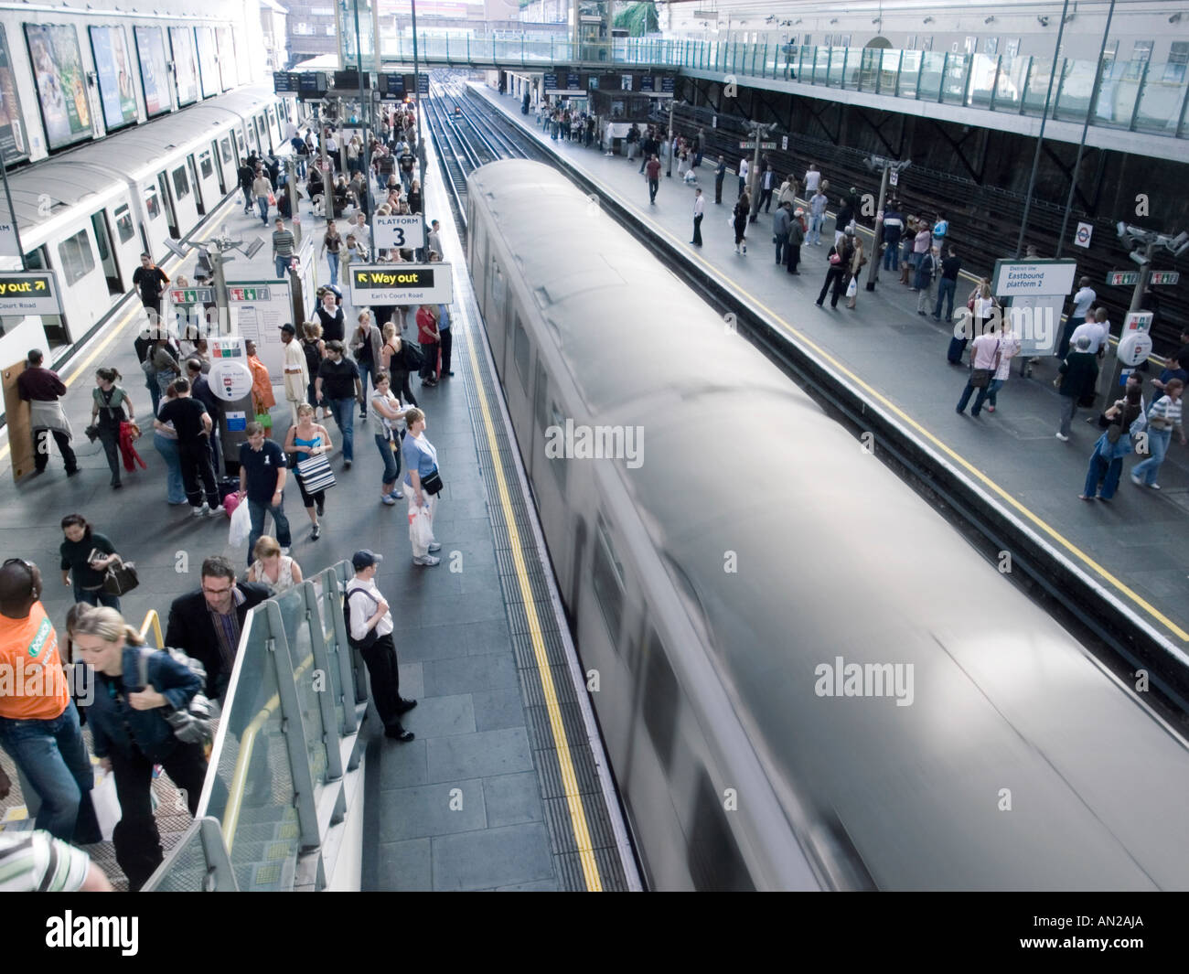 Pendler, Bahnstation Earls Court, London England Stockfoto