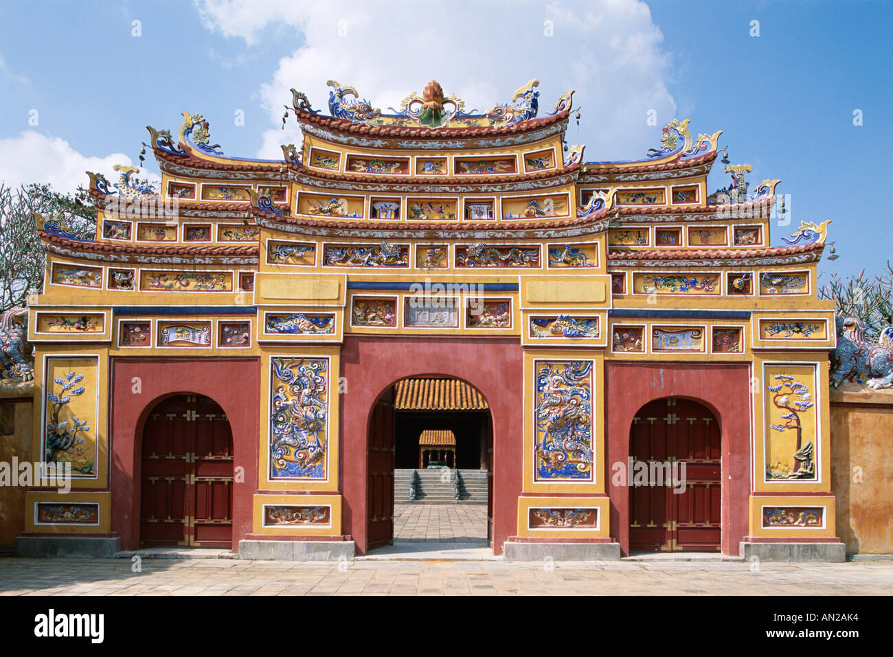 Die Zitadelle / Hofburg / lila Stadttor verboten / traditionelle Architektur, Hue, Vietnam Stockfoto