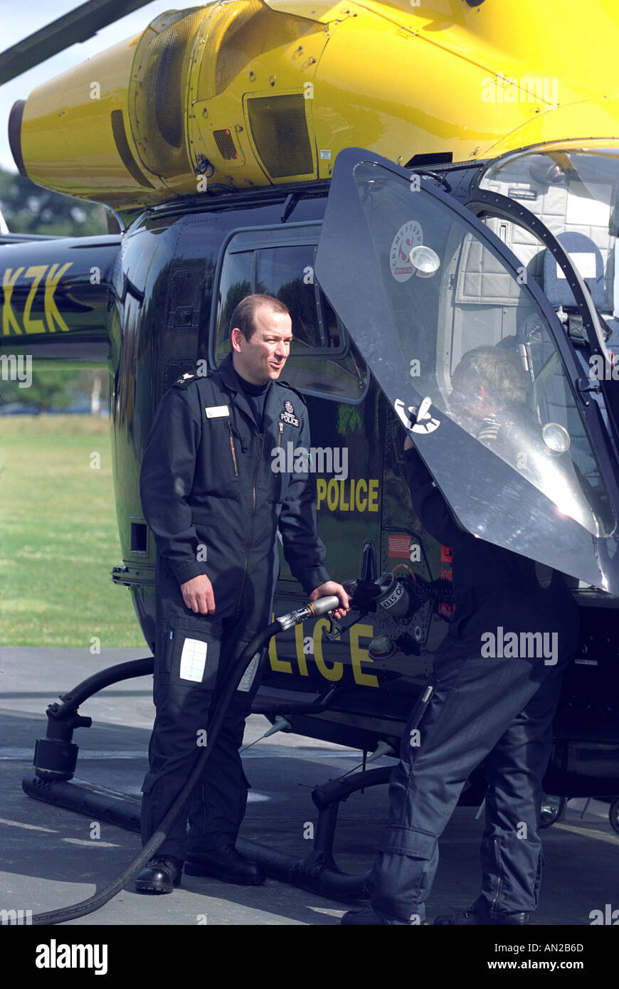 Betankung eines Hubschraubers der Polizei Luftunterstützung Stockfoto