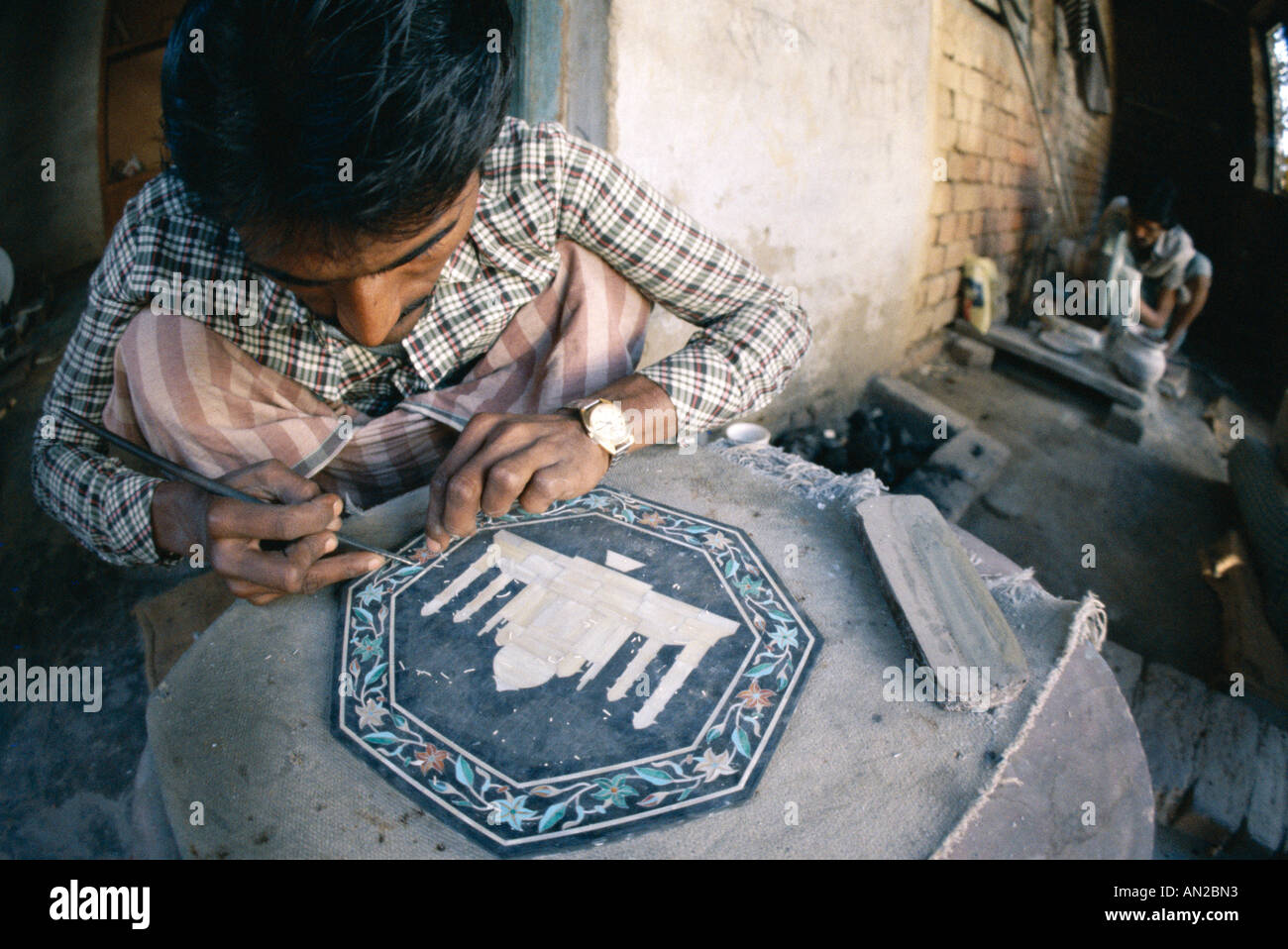 Mann schnitzen Marmor Inlay Souvenir Teller des Taj Mahal, Agra, Uttar Pradesh, Indien Stockfoto