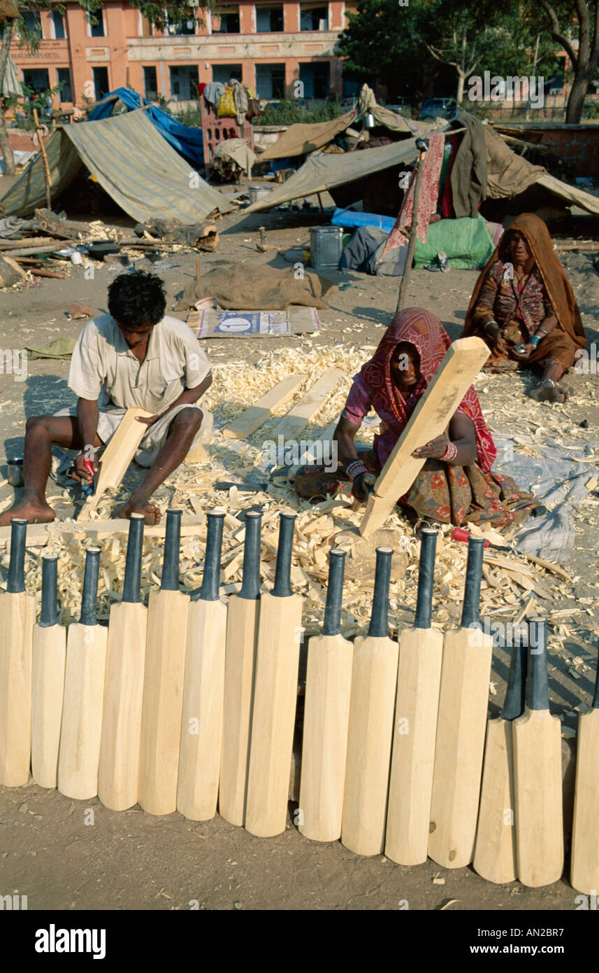 Menschen machen Kricketschläger am Straßenrand, Jaipur, Rajasthan, Indien Stockfoto