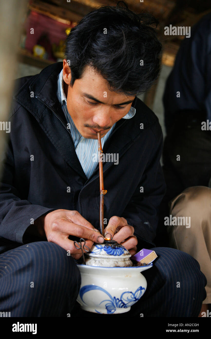 Vietnamesische Mann mit einer Porzellanschüssel Tabakpfeife Rauchen Stockfoto