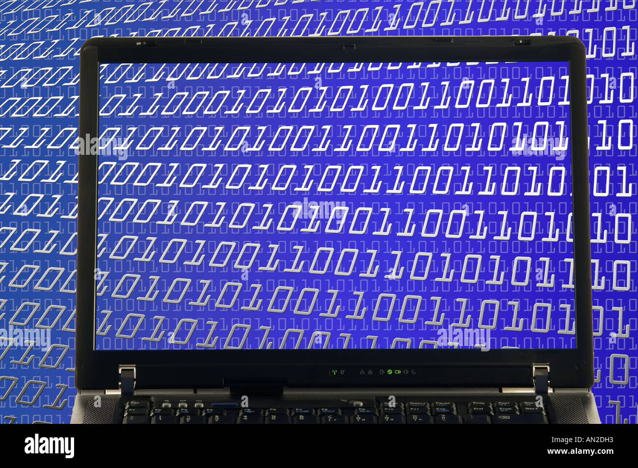 Laptop zeigt binären Ziffern im Hintergrund Stockfoto