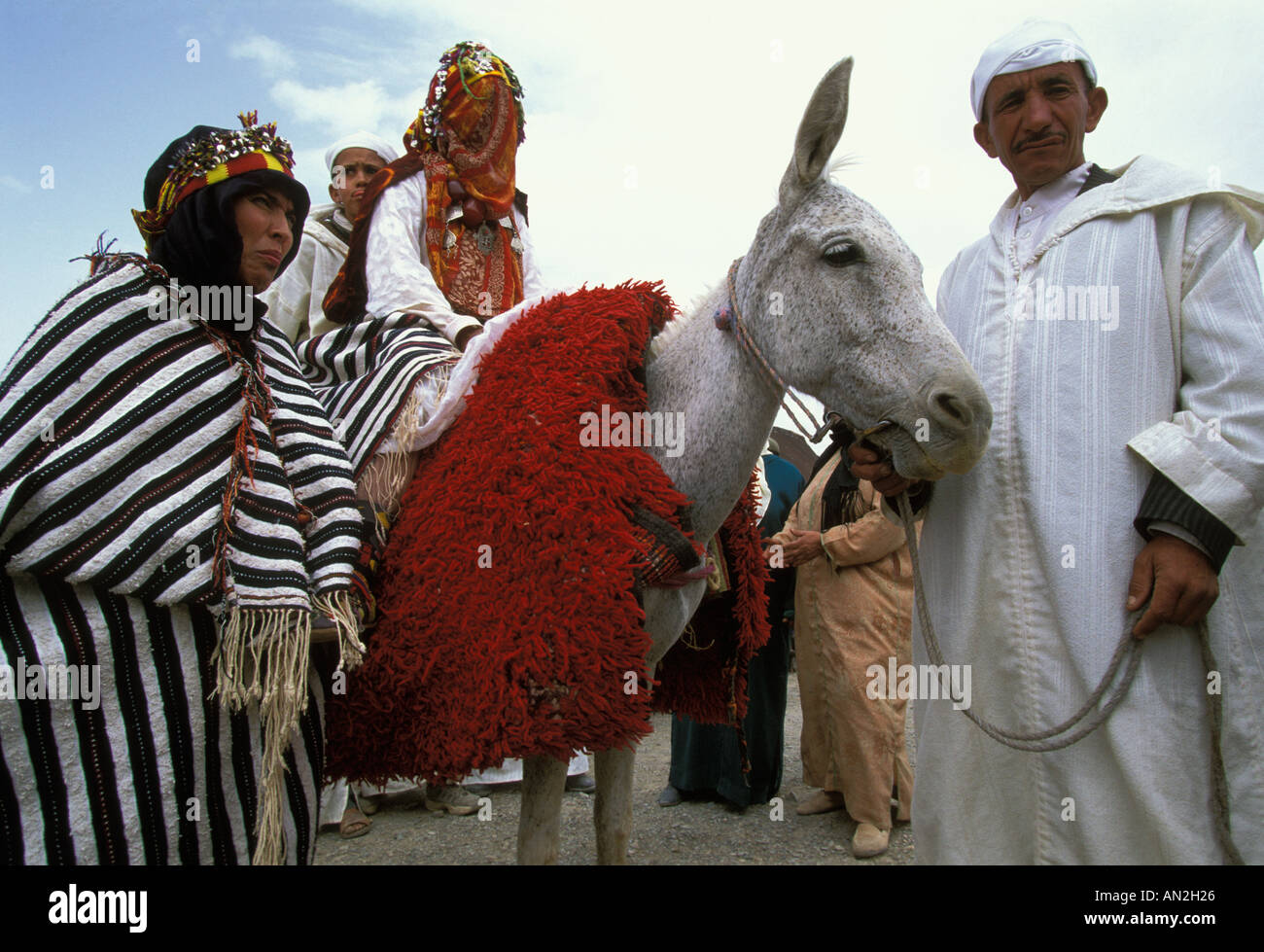 Eine verschleierte Braut sitzt auf ein Maultier während einer mock Hochzeit auf der Imilchil Bräute Messe das hohen Atlas-Marokko Stockfoto