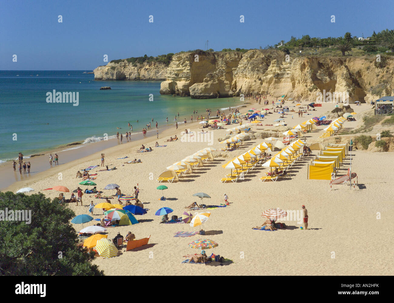 Portugal, Algarve, Armação de Pêra Strand im Sommer Stockfoto