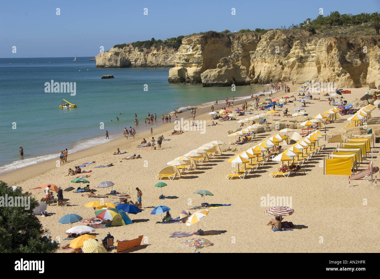 Portugal, Algarve, Armação de Pêra Strand im Sommer Stockfoto
