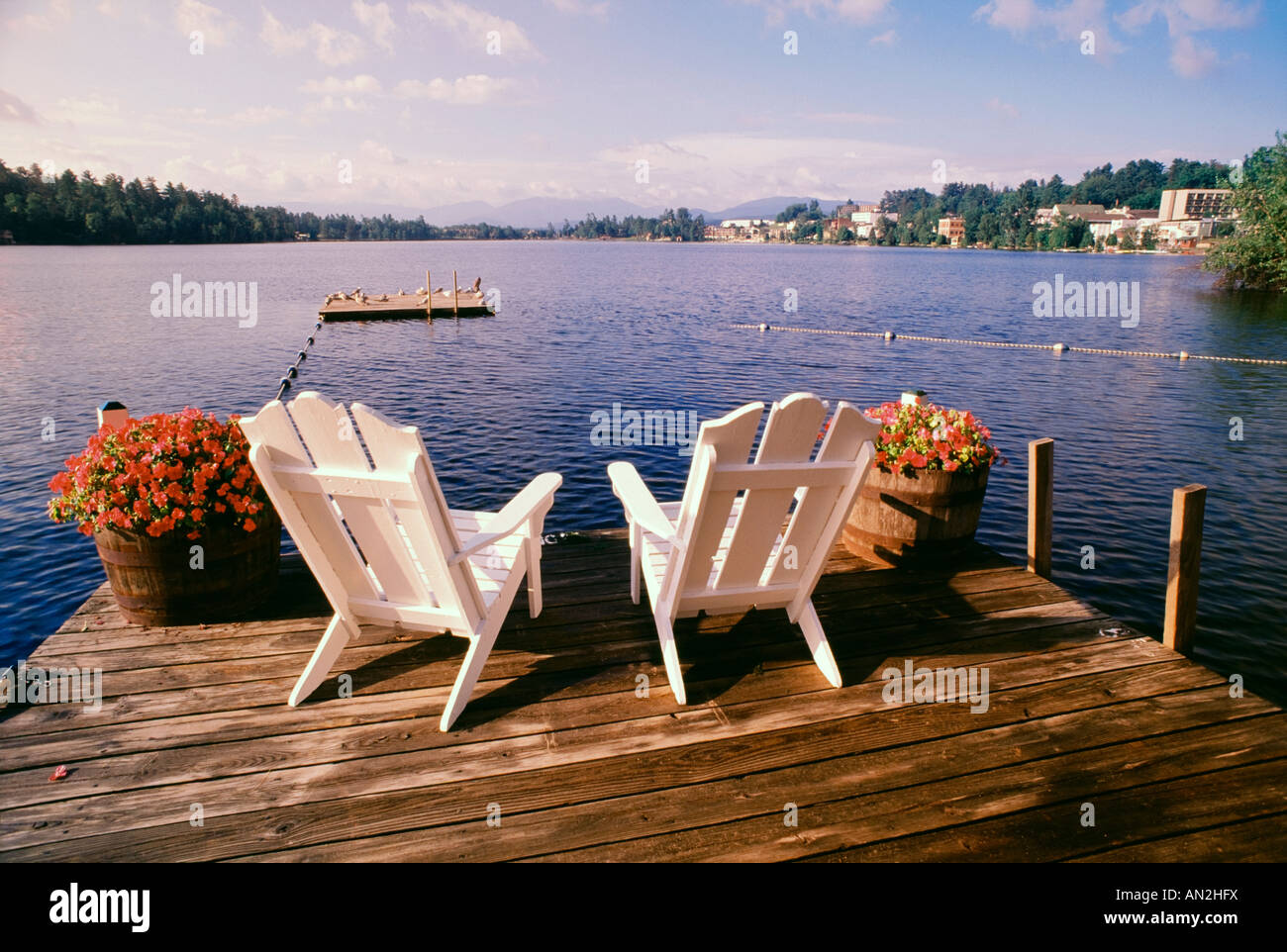 Stühle auf dem Deck, Adirondack Park, USA Stockfoto