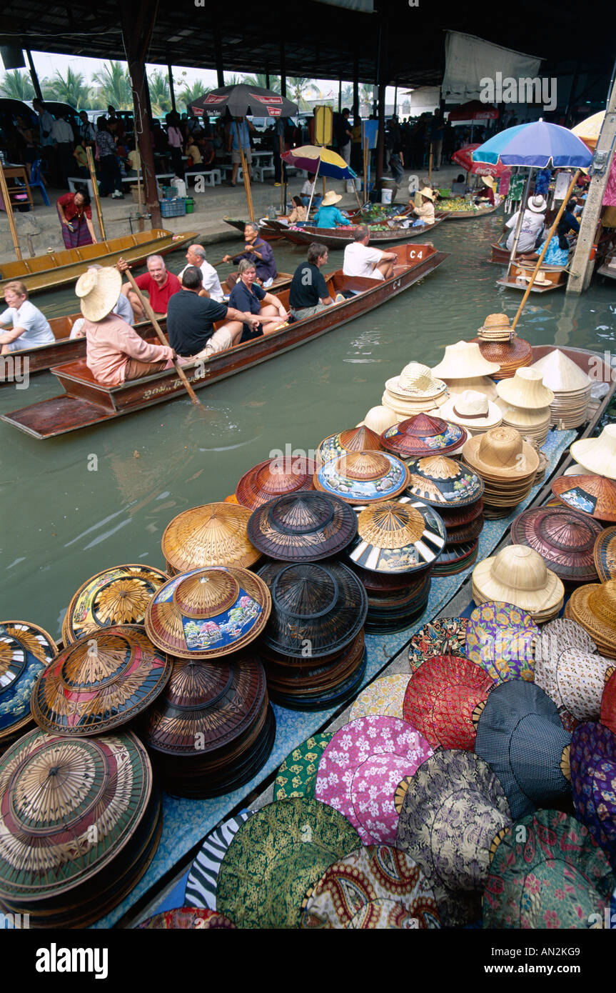 Damnoen Saduak / Floating Market / Touristen auf Canal Boat Tour / Souvenir-Produkte, Bangkok, Thailand Stockfoto
