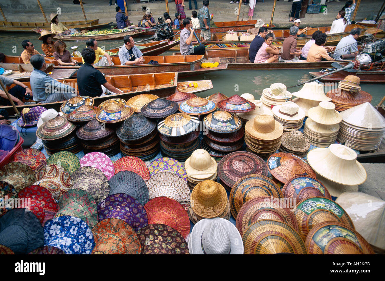 Damnoen Saduak / Floating Market / Touristen auf Canal Boat Tour / Souvenir-Produkte, Bangkok, Thailand Stockfoto