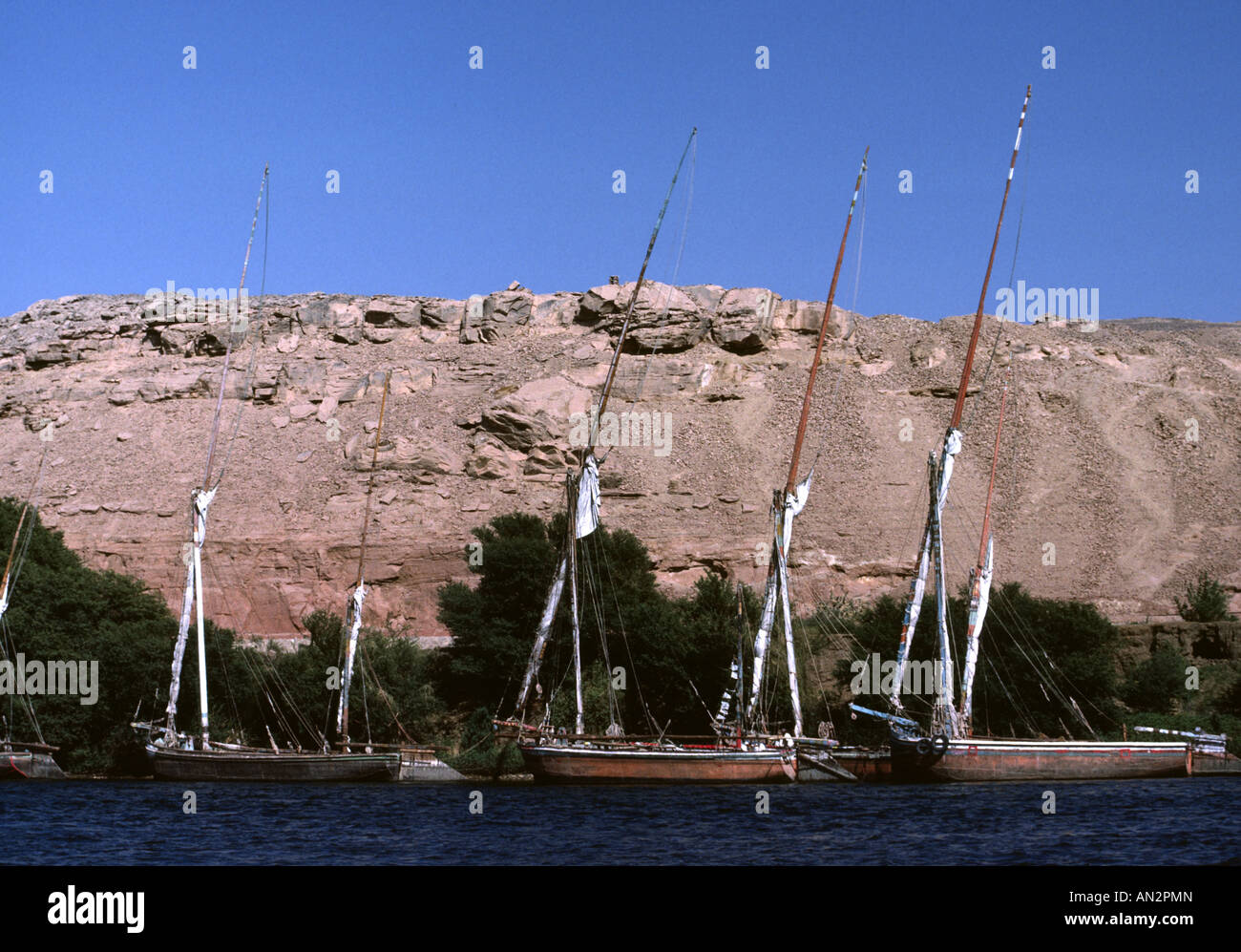 Feluken vertäut am Ufer des Flusses Nil Ägypten Stockfoto