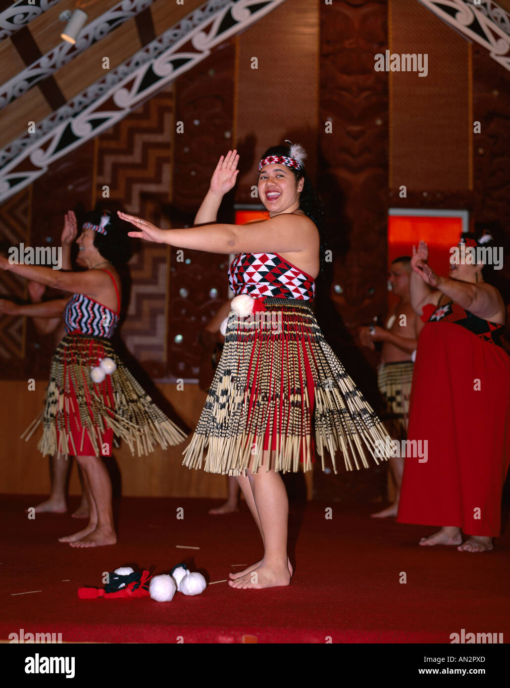 Maori Maori Tanz / traditionelle Tracht, Rotorua, Nordinsel, Neuseeland Stockfoto