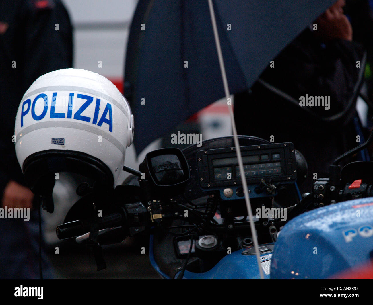 Police italian motorcycle helmet -Fotos und -Bildmaterial in hoher  Auflösung – Alamy