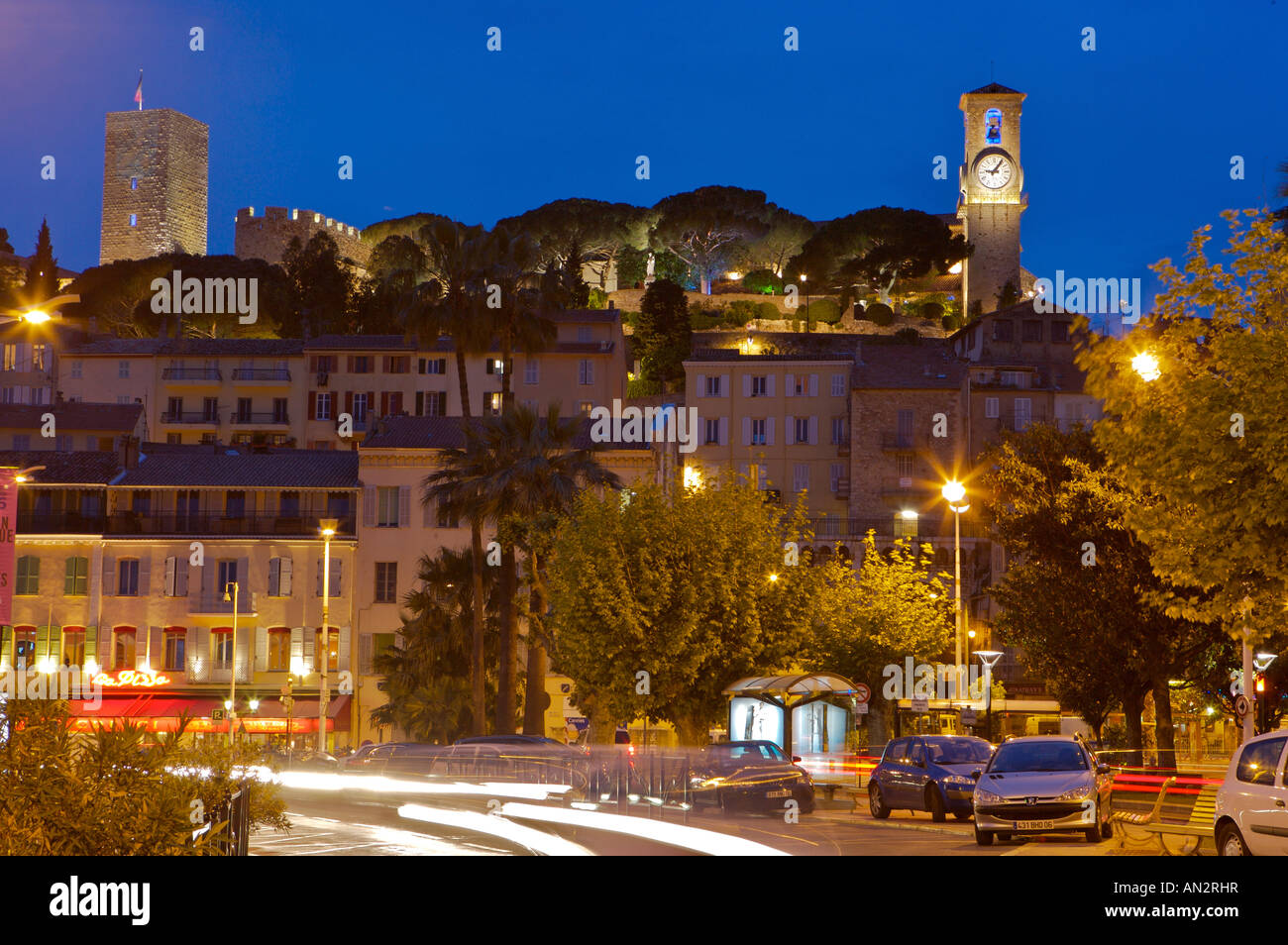 Alten Cannes Burg, Castre Turm und Museum und der Uhrturm, gesehen von der Innenstadt von Cannes, Riviera, Cote d ' Azur Stockfoto