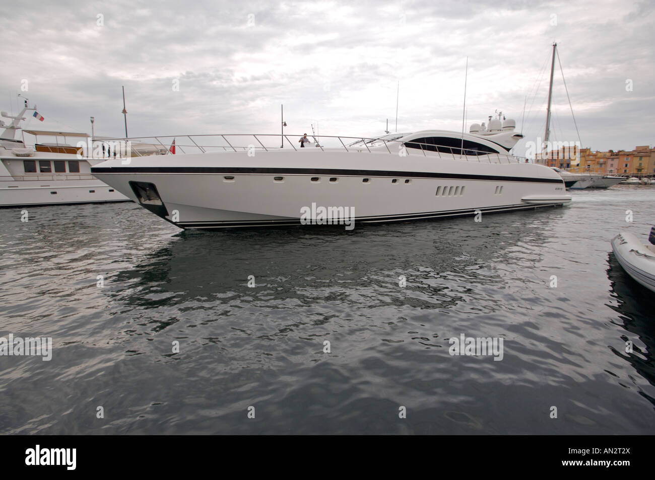 Ein Luxus-Cruiser im Hafen von St. Tropez, der Var, Provence, Frankreich. Stockfoto