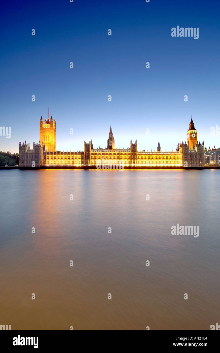 Big Ben und den Houses of Parliament in London in der Abenddämmerung. Stockfoto