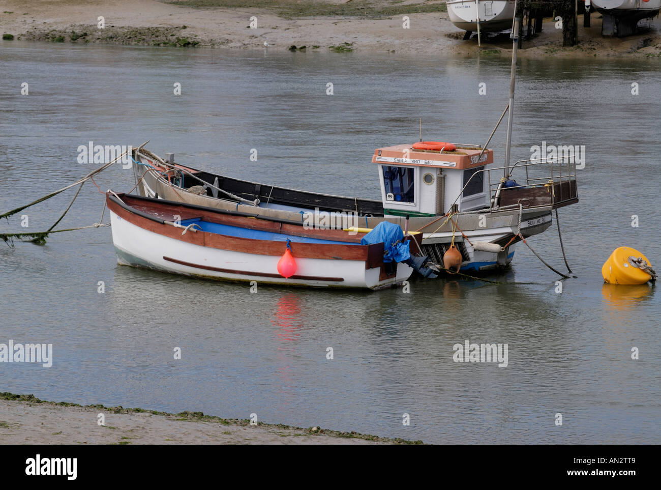 Kleine Fischerboote vertäut an der Mündung des Fluss Adur bei Ebbe Shoreham Sussex UK 8. August 2006 Stockfoto