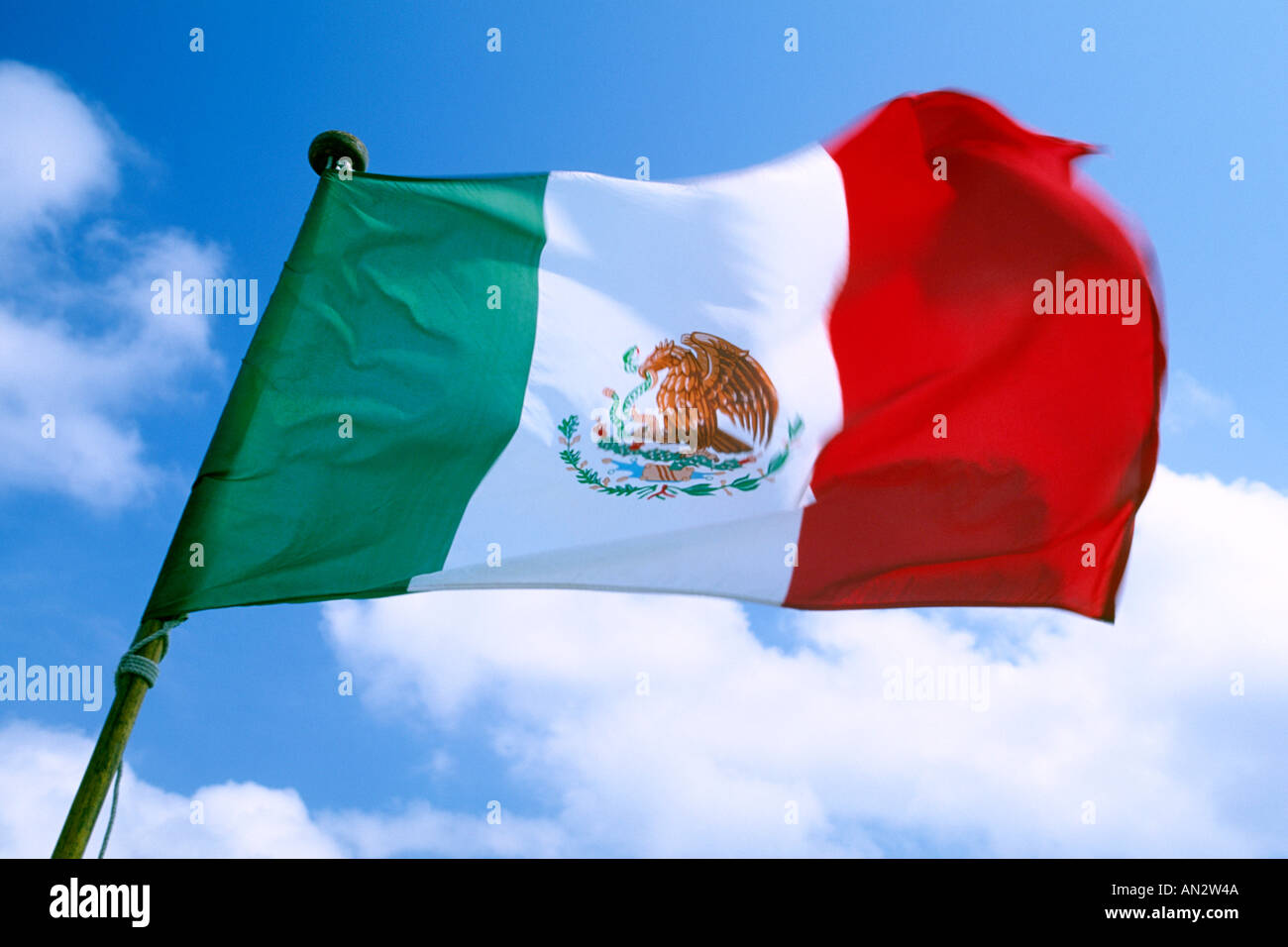 Eine mexikanische Flagge vor einem blauen Himmel. Stockfoto