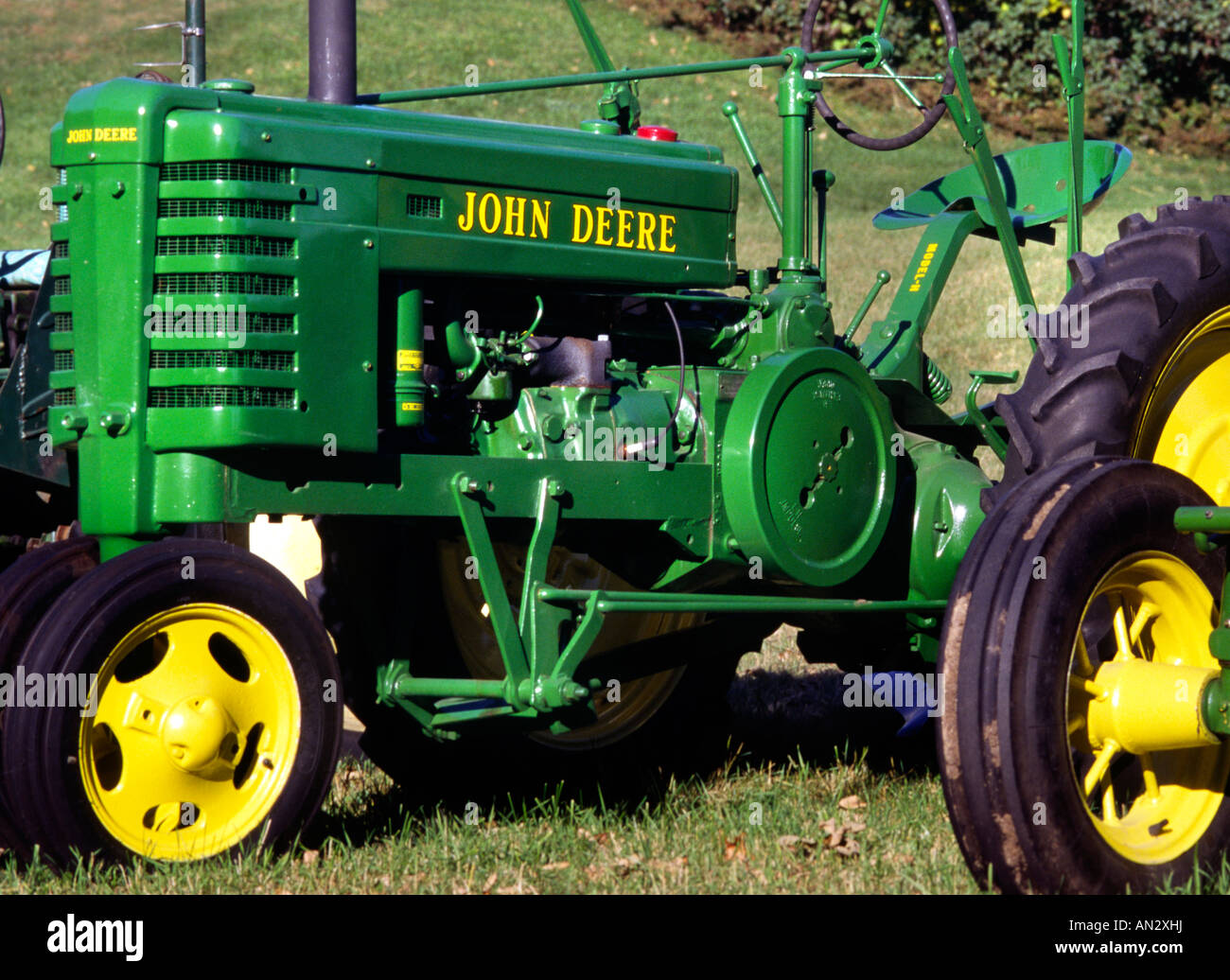 Antike John Deere Traktor geparkt in einem Feld West-Pennsylvania Stockfoto