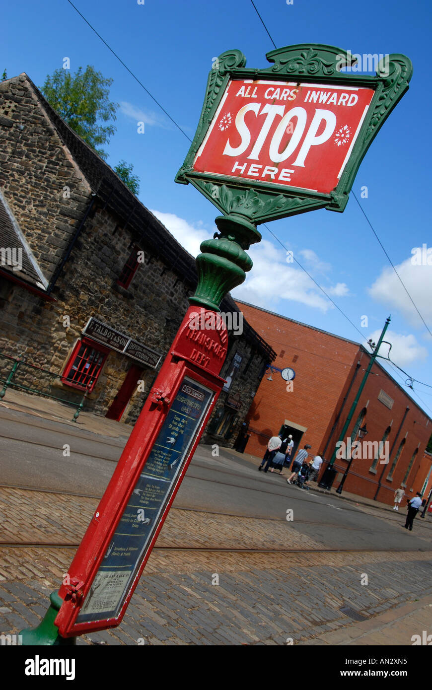 Die Straßenbahnhaltestelle an crich Straßenbahn Village Museum, Derbyshire, England, während 40 s Ereignis. Stockfoto