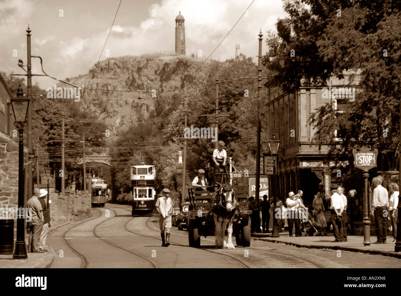 Ein Pferd und Wagen an crich Tramway Museum während 40 s Veranstaltung mit Crich stand auf dem Hügel. Stockfoto