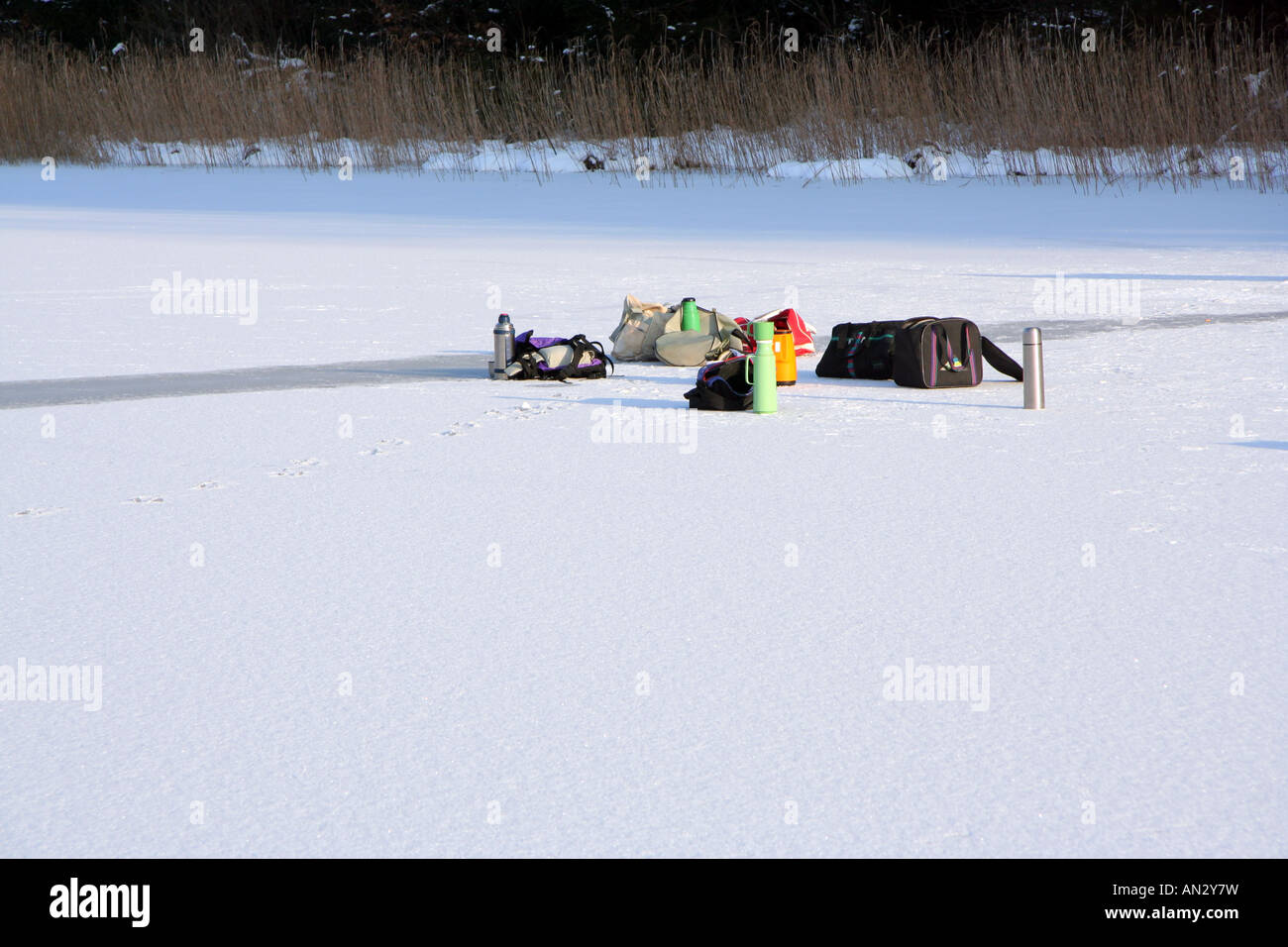 Picknick auf dem Eis-Survival-Kit mit Thermoskanne für Eisstockschießen in Bayern Deutschland Europa Stockfoto