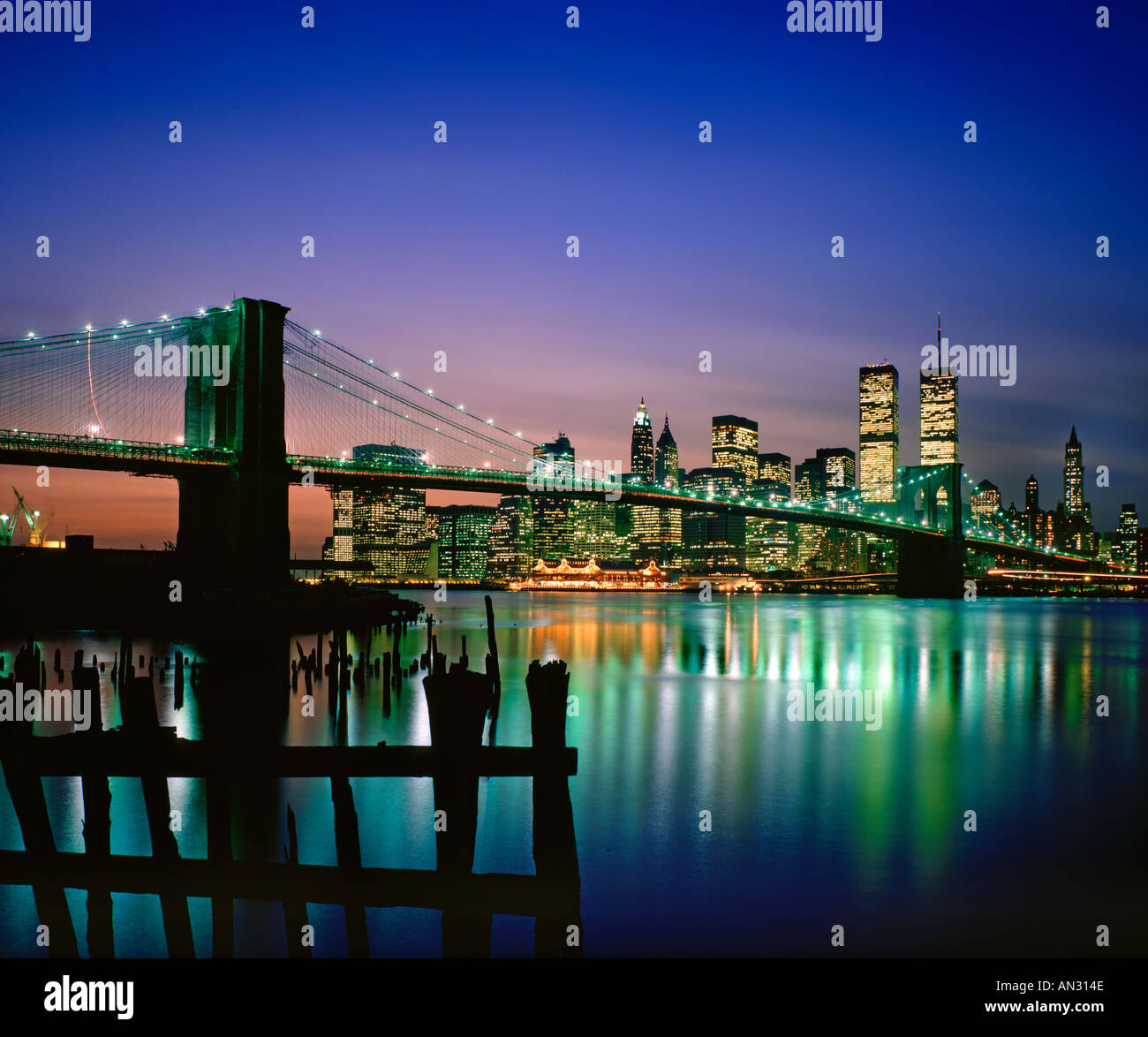 Brooklyn Bridge und New York City Skyline bei Nacht Stockfoto