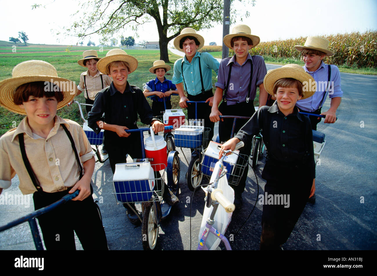 Amische Kinder benutzen Roller kommt man zur Schule, Lancaster County, Pennsylvania, Usa., Stockfoto