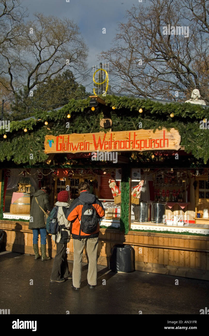Der GlühweinStall ist sehr beliebt auf dem Weihnachtsmarkt im Rathaus, Wien, Österreich