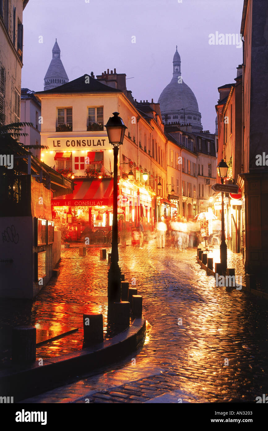 Nasse Straßen von Montmartre mit Sacre Coeur in Paris bei Nacht Stockfoto