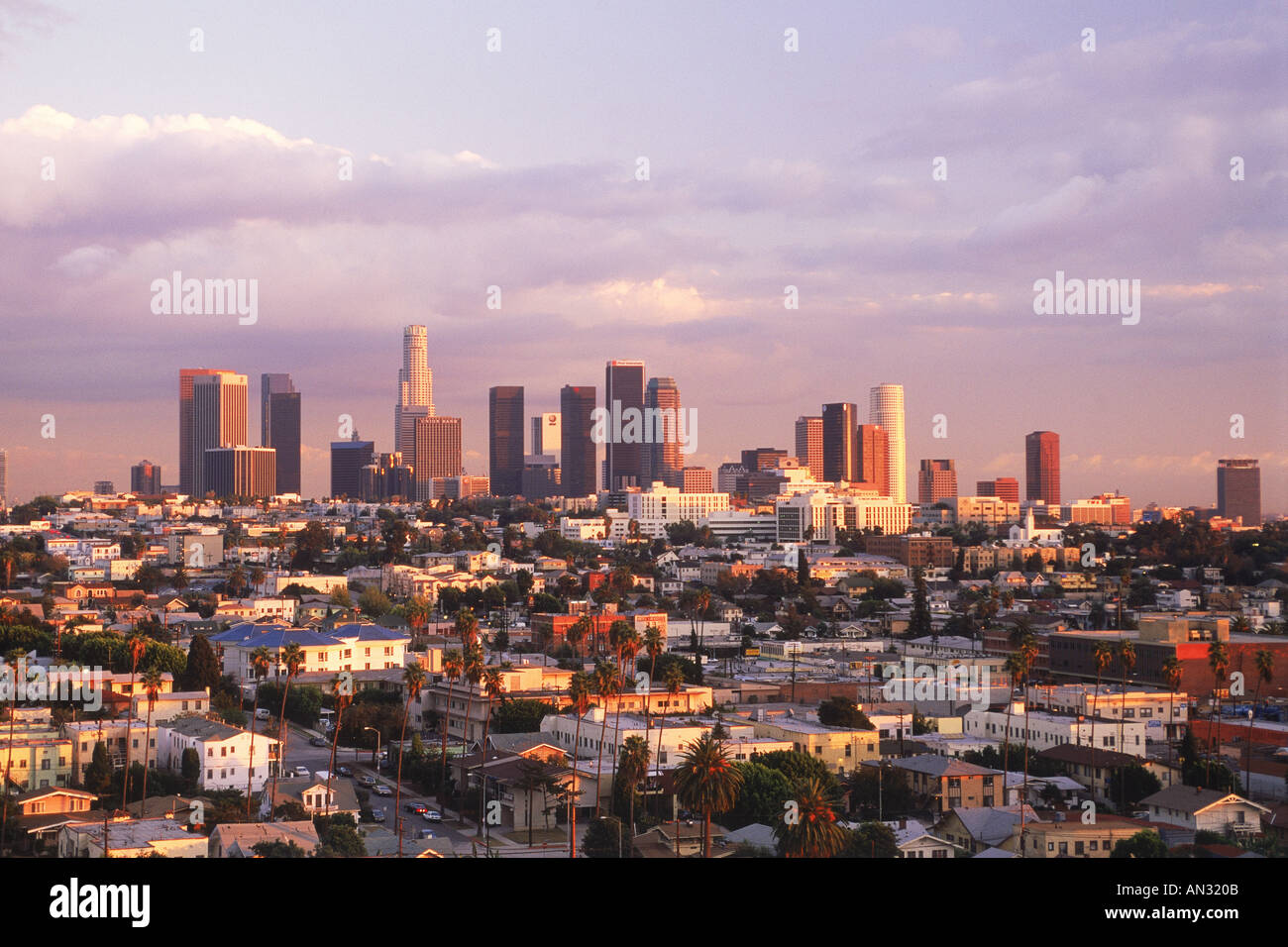 Übersicht der East Los Angeles Vororte mit der Innenstadt von Civic Center über die Zersiedelung bei Sonnenuntergang Stockfoto