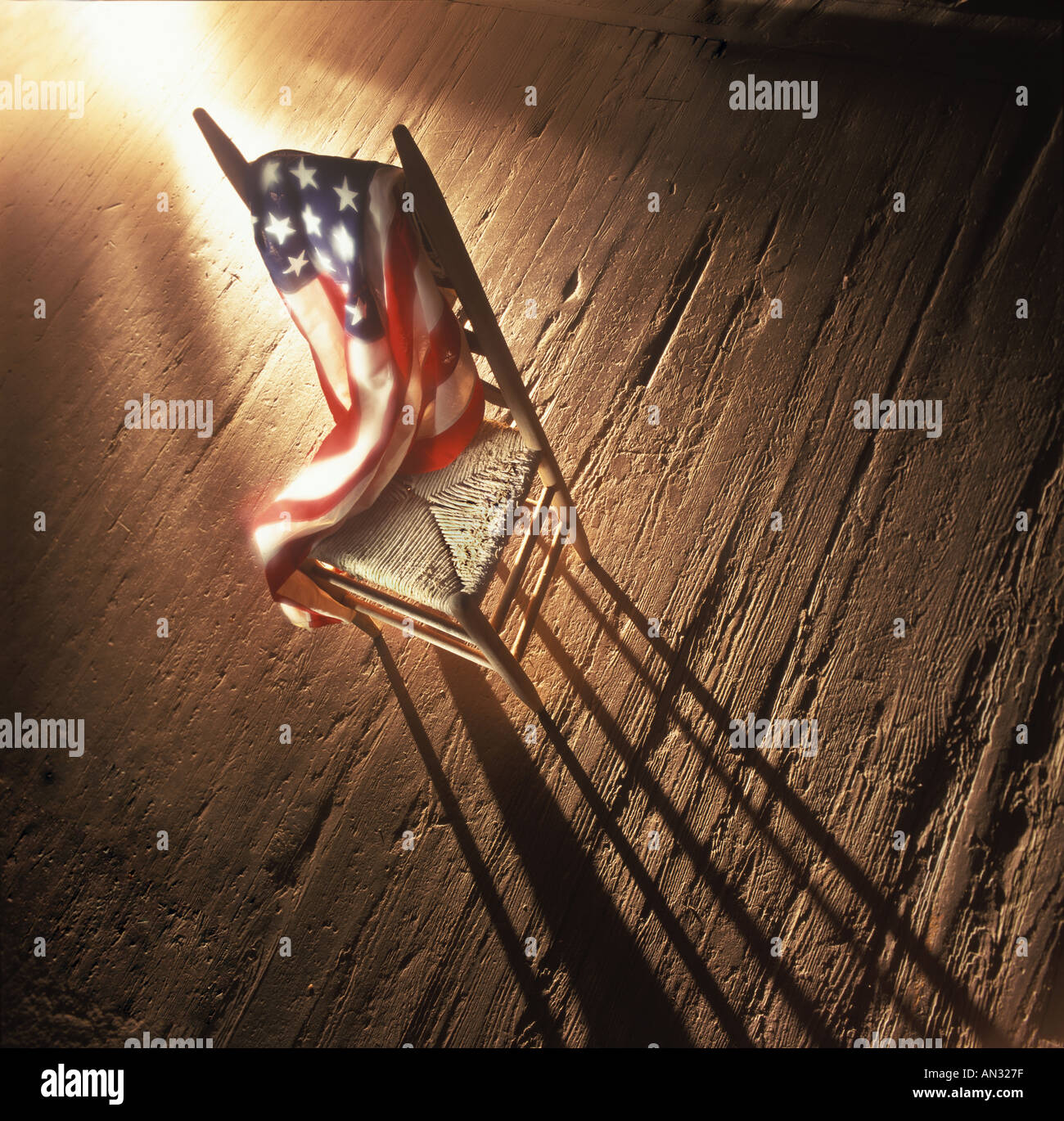 Trauer um amerikanische Flagge drapiert über alten Stuhl, USA Stockfoto