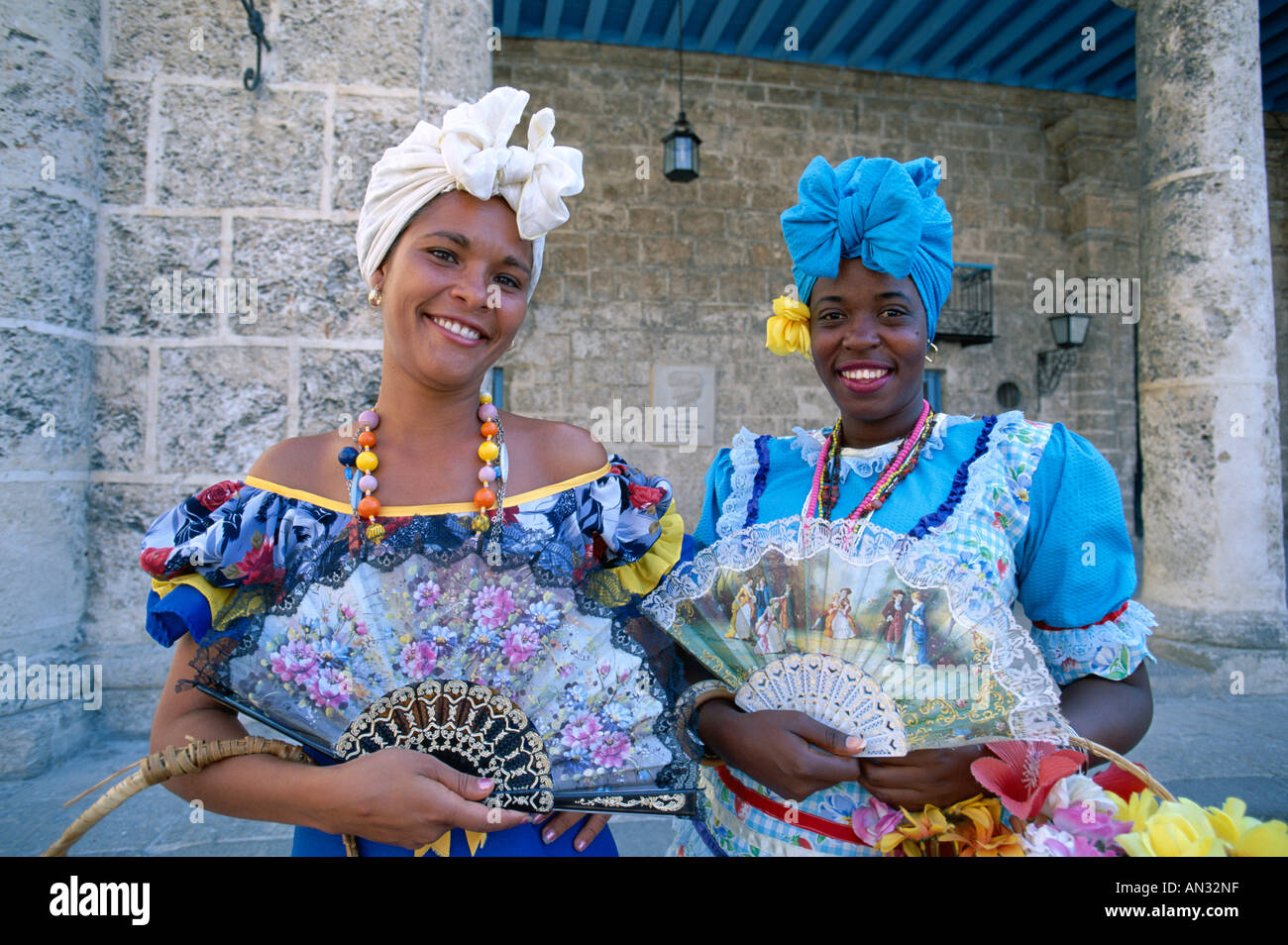 Frauen gekleidet in traditioneller Tracht / koloniale Kleid, Havanna (Habana), Kuba Stockfoto