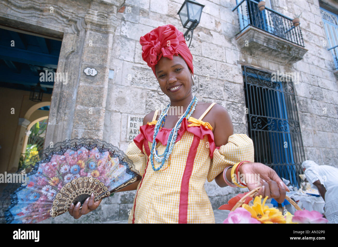 Frau gekleidet in traditioneller Tracht / koloniale Kleid, Havanna (Habana), Kuba Stockfoto