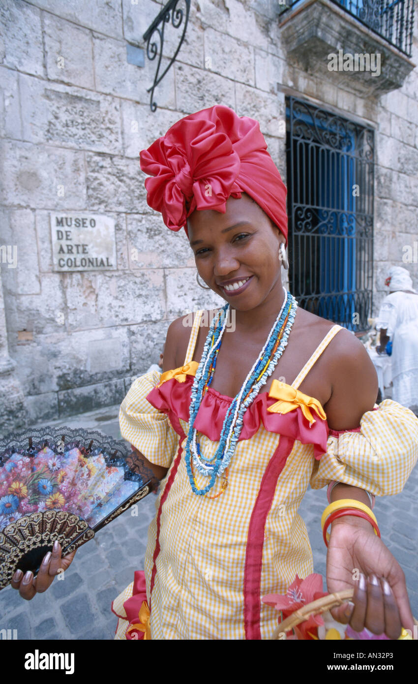 Frau gekleidet in traditioneller Tracht / koloniale Kleid, Havanna (Habana), Kuba Stockfoto