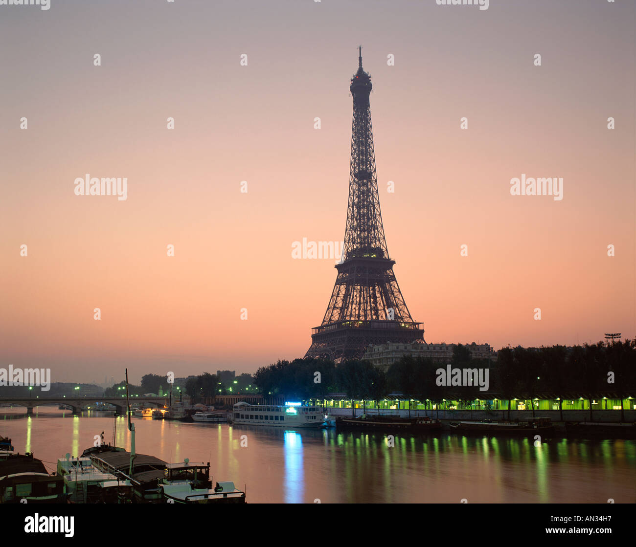 Eiffelturm (Tour Eiffel) & Seineufer in der Morgendämmerung, Paris, Frankreich Stockfoto