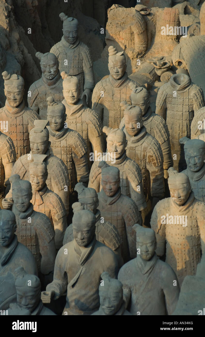 China Shaanxi Xian Armee von Terracotta-Kriegern Nahaufnahme von oben aus Reihen von Kriegern mit Rüstung Stockfoto