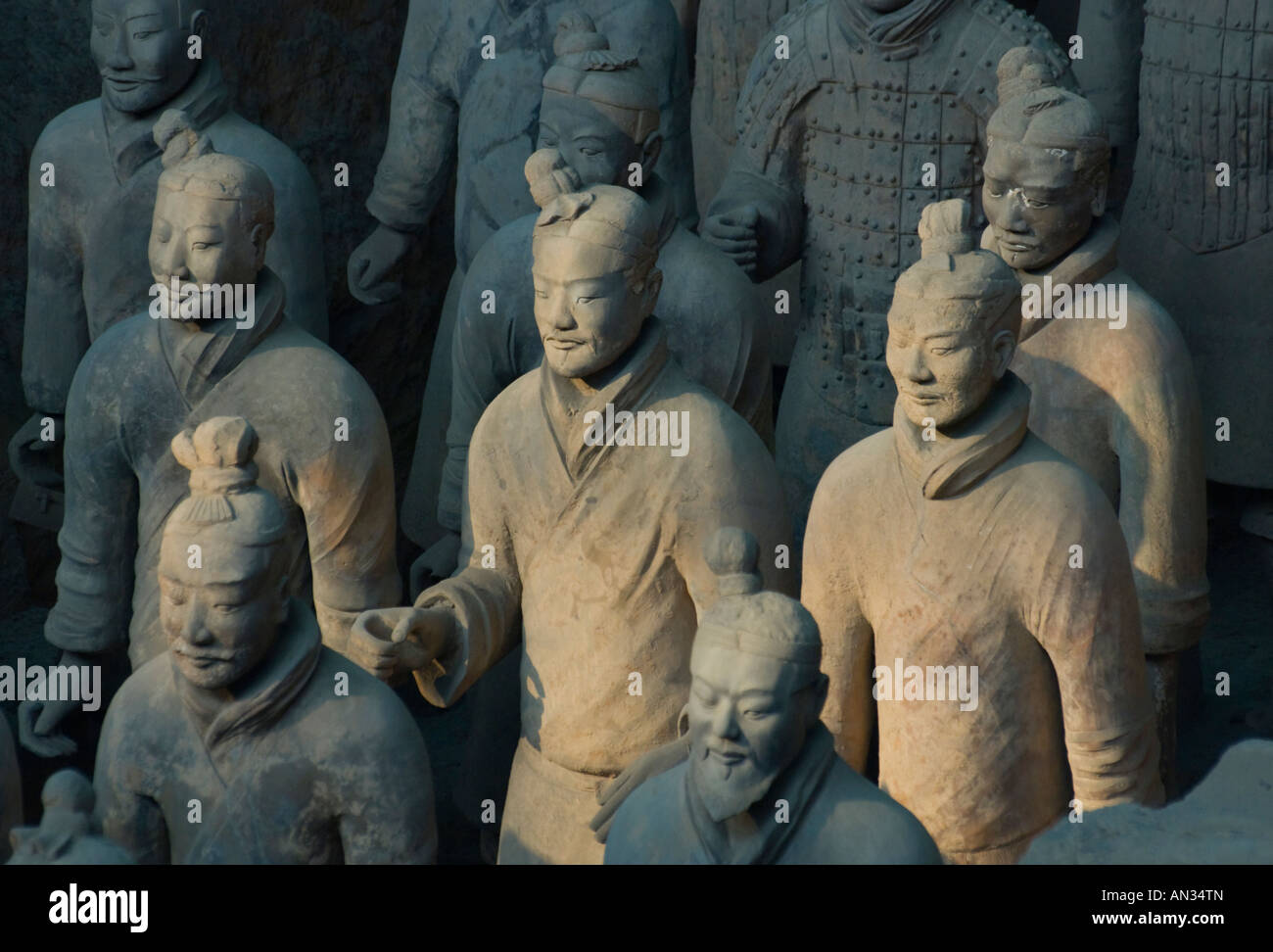 China Shaanxi Xian Armee von Terracotta-Kriegern Nahaufnahme von oben der Reihe der Krieger durch Patches von Sonnenlicht beleuchtet Stockfoto