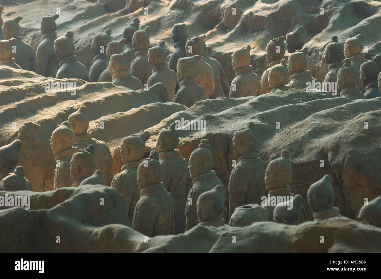 China Shaanxi Xian Armee von Terracotta-Kriegern Hintergrundbeleuchtung totale Reihen von Kriegern aus der Erde Stockfoto