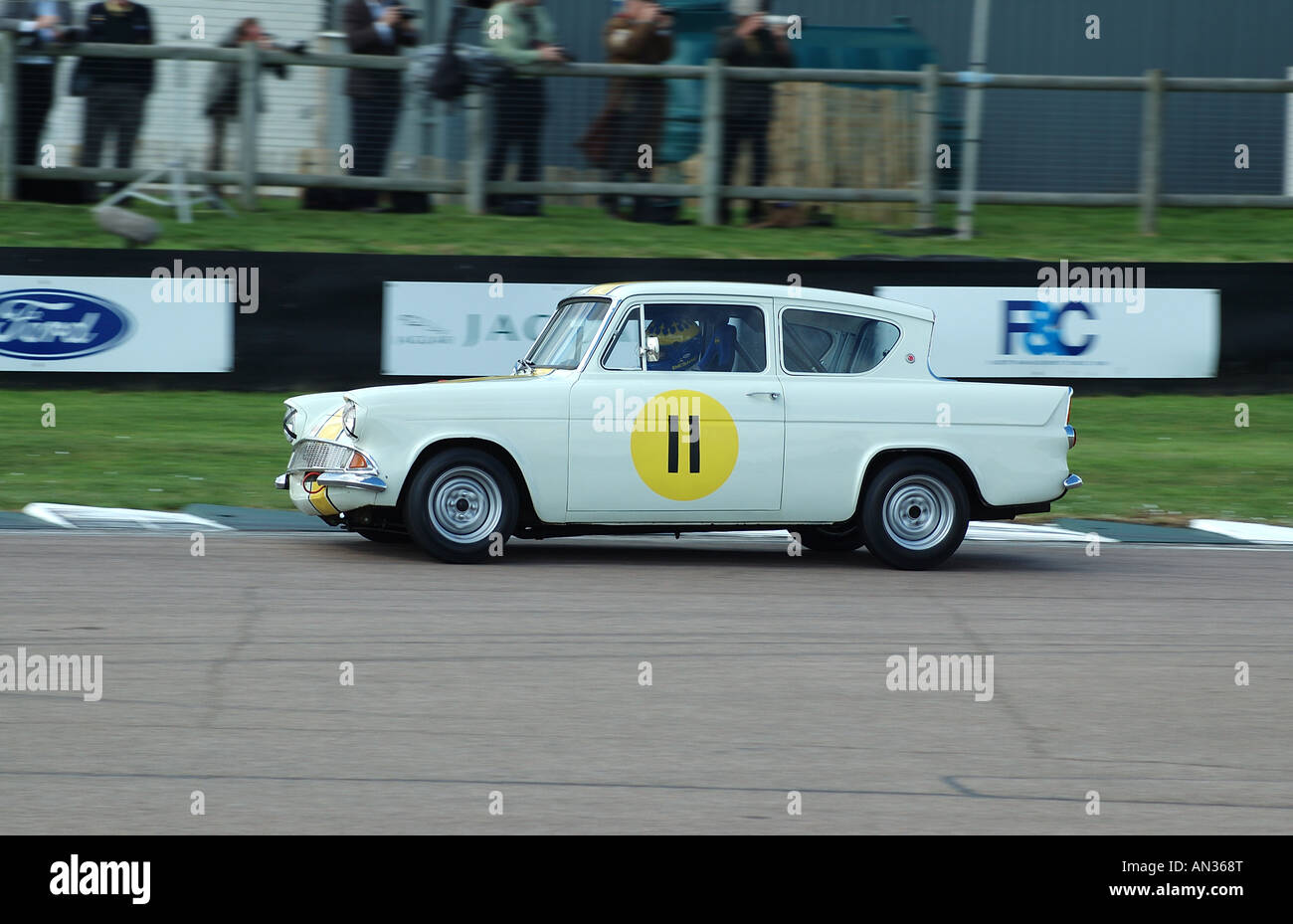 Ford Anglia 105E Rennen in Goodwood Sussex England UK Stockfoto