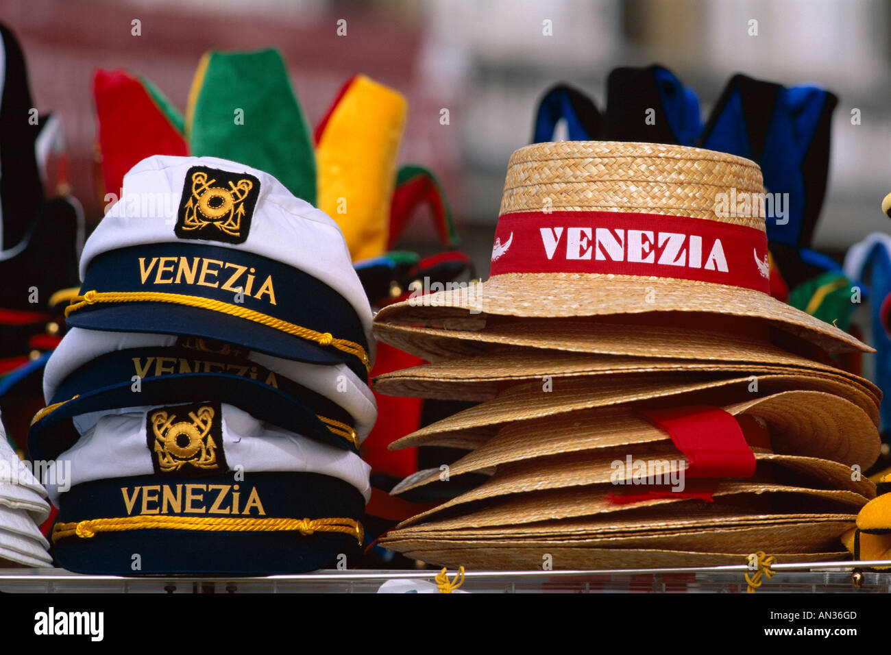 Souvenir-Hüte & Gondoliere Hüte, Venedig, Veneto, Italien Stockfoto