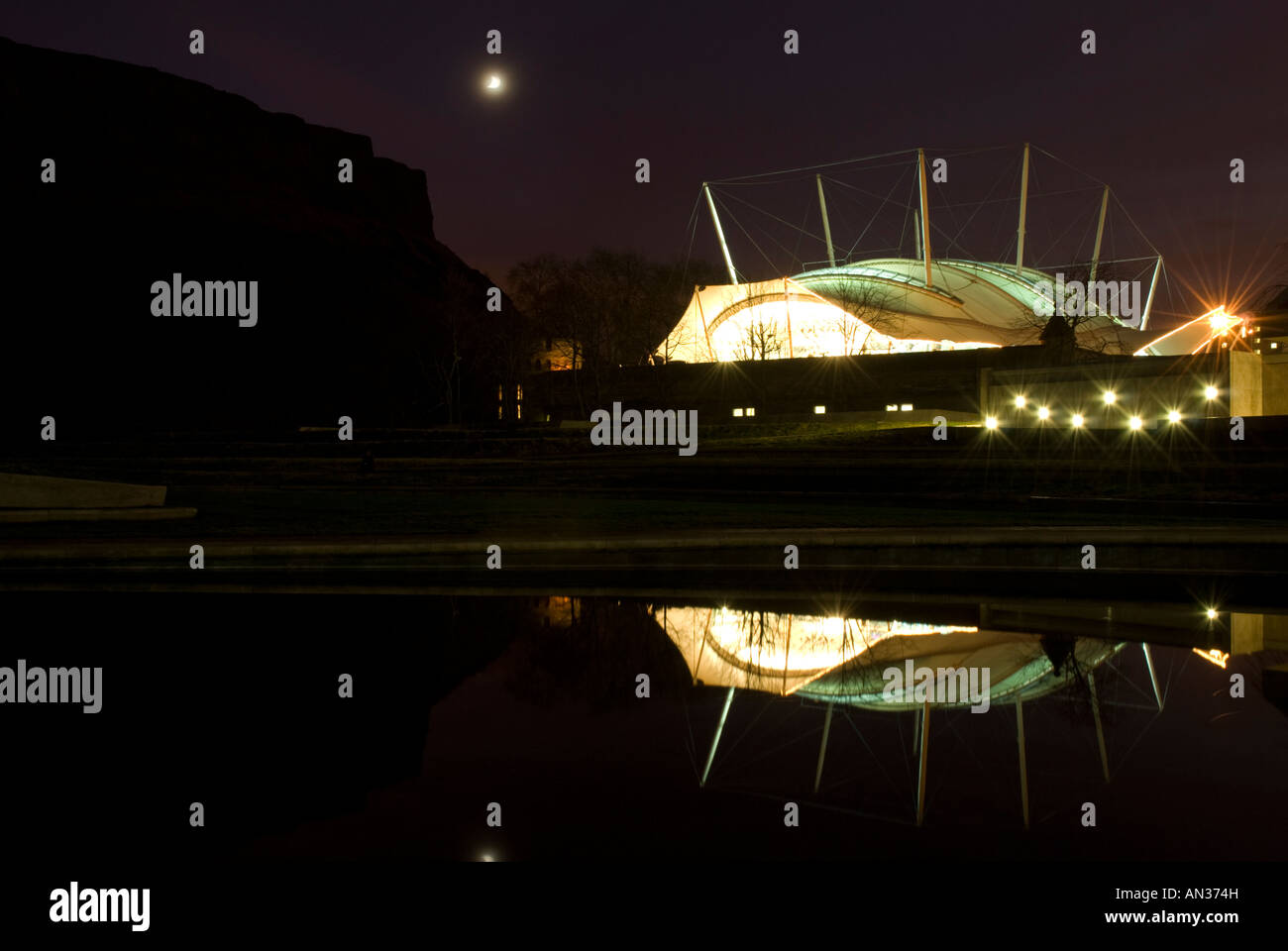 Die Our Dynamic Earth Besucherattraktion am Nightime am Rande von Edinburgh s Holyrood Park, Millennium Kommission finanziert. Stockfoto