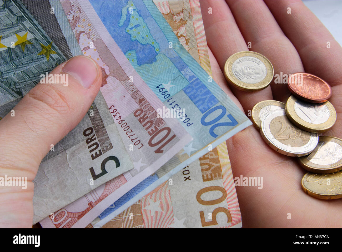Euro-Bargeld-Geld-Konten Wirtschaft Investment banking bezahlen Budget steuerliche Währungsaustausch Reichtum Banknoten Münzen Währung Stockfoto