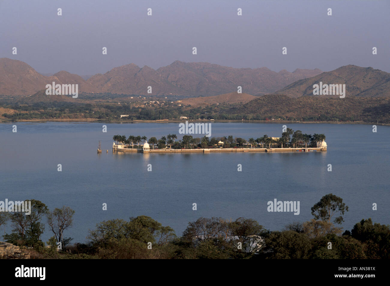 Die Fateh Sagar See mit der Insel Nehru Garten bei der Morgendämmerung, Udaipur IN Stockfoto