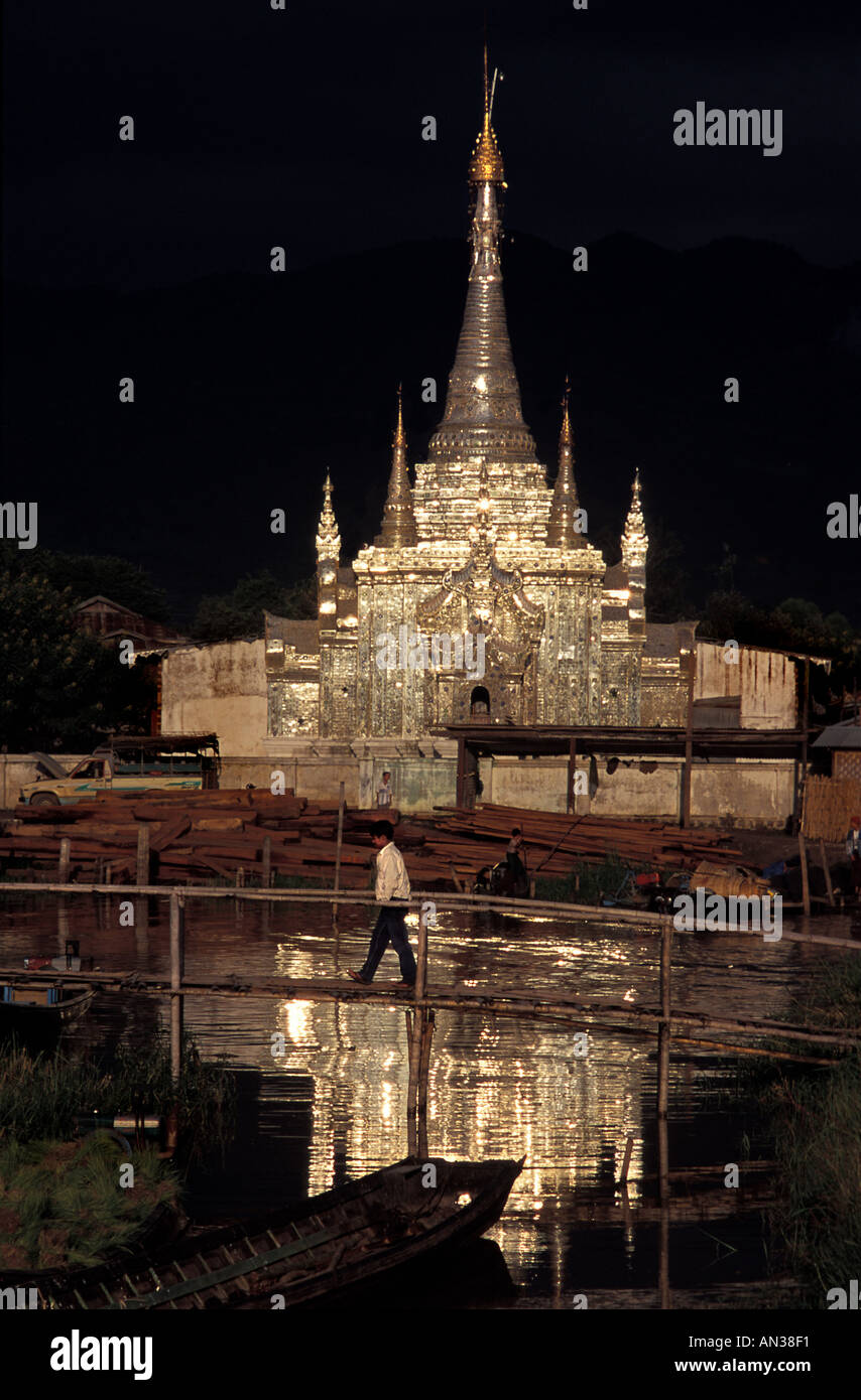 Glitzernde Fassade der Pagode neben Nankand Kanal Nyaung Shwe Inle Lake Burma Südost-Asien Stockfoto
