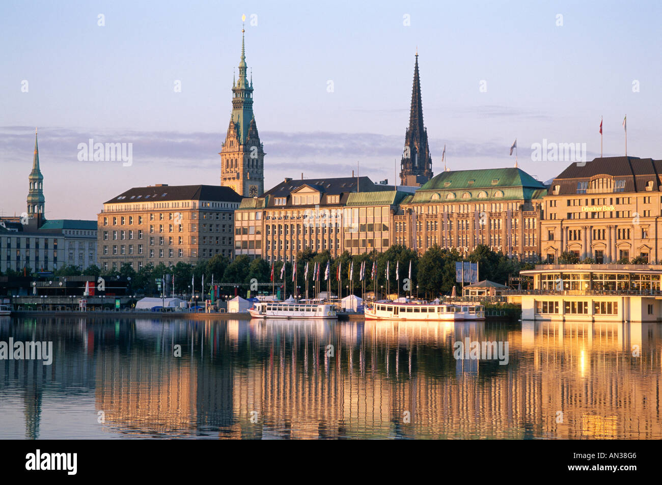 Skyline der Stadt & See Binnenalster, Hamburg, Schleswig-Holstein, Deutschland Stockfoto